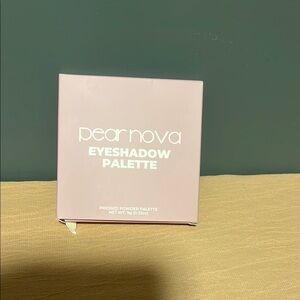🌞3/$25 Pear Nova Eyeshadow Compact